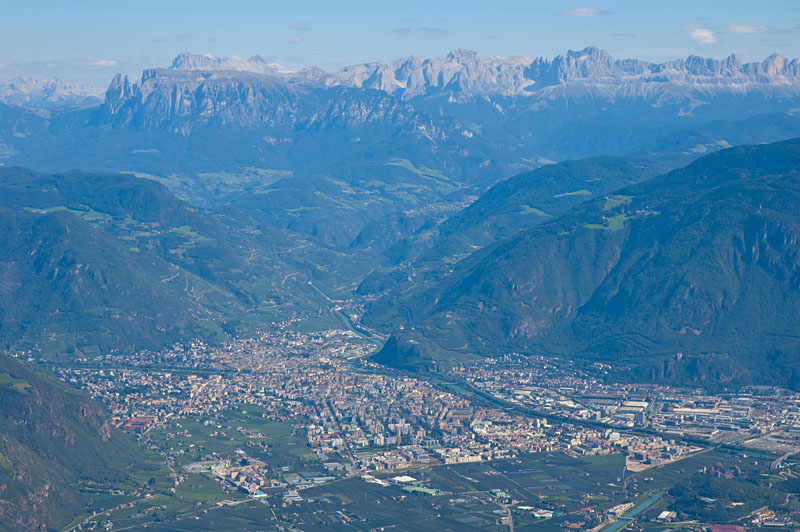 Ausblick über Bozen hin zu den Dolomitengipfel