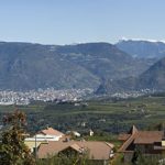 Ausblick von Eppan hinüber nach Bozen mit dem Schlern im Hintergrund