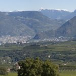 Ausblick von Eppan hinüber nach Bozen mit dem Schlern im Hintergrund