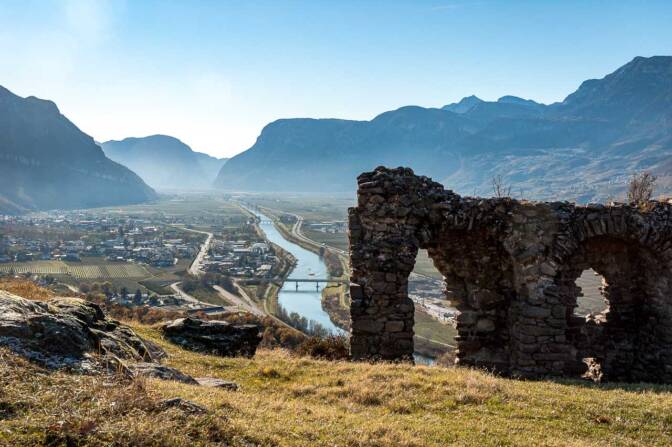 Ausblick von Castelfeder in Richtung Süden dem Lauf der Etsch folgend