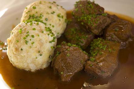 Gulasch mit Knödel auf der Stöffl Hütte auf der Villanderer Alm