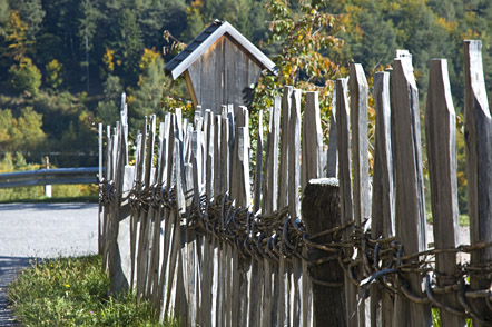 nachoberglaning Auf den Weg nach Oberglaning. Ein Holzzaun mit Knüttelholz gebunden.