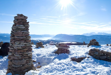 Stoanerne Mandln (steinerne kleine ältere Männer) im Winter