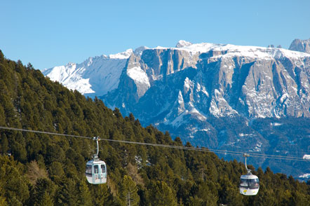 Kabinenseilbahn Rittner Horn mit Schlern im Hintergrund