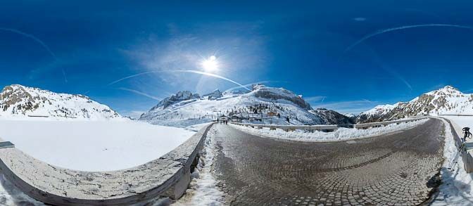Staumauer Fedaia-Pass mit Blick auf die Marmolata
