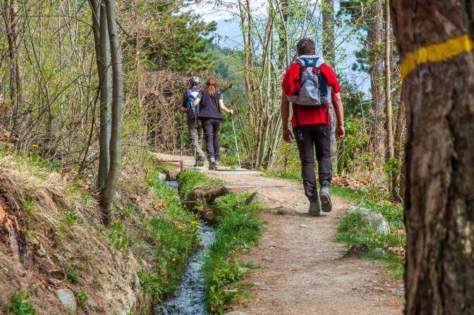 Ils-Waal mit Waalweg über Kortsch bei Schlanders