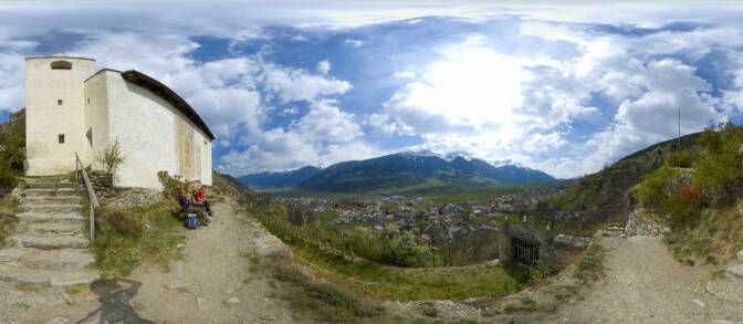 St. Ägidius Kirchlein mit Ausblick auf Schlanders und Kortsch