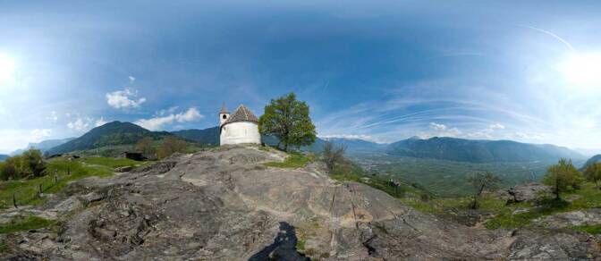 360° Foto St. Hippolyt Hügel bei Tisens mit Sicht auf das Etschtal (Lana, Meran, Dorf Tirol, Schenna, Burgstall, Garagzon)