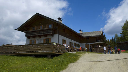 Roner Hütte auf der Rodenecker Alm