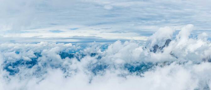 Die Rosengartenspitze liegt eingebettet in einem Meer aus Watte.