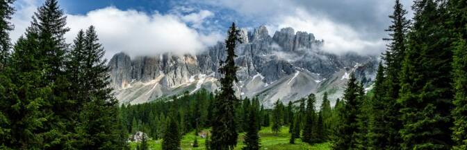 Dort oben waren wir – auf dem zerklüfteten Latemar. Ok, nur auf dem Latemar-Spitz, der nicht so ganz zerklüftet ist (im Bild ist er von Wolken verhangen).