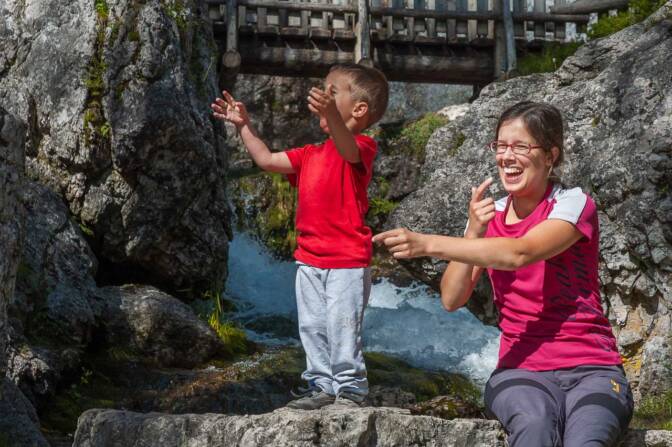 Laurin beim Steine werfen in den Fluss Sarca