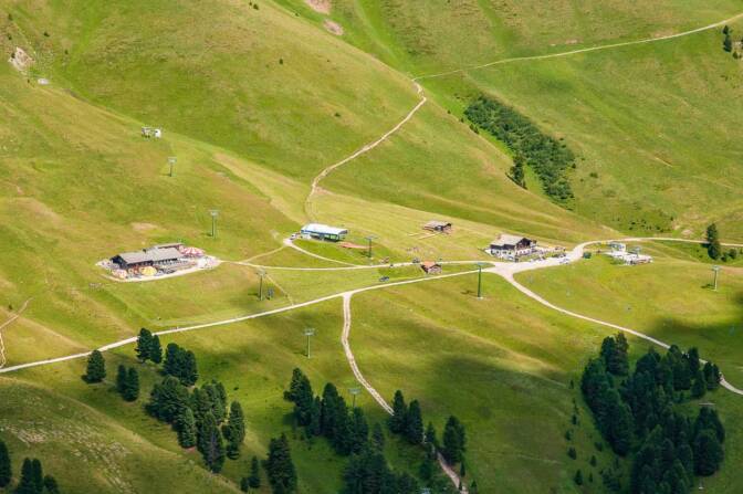 Abstieg vom Zanggen mit Blick auf das Skigebiet Latemar Obereggen/Pampeago. Links die Ganischger Alm.