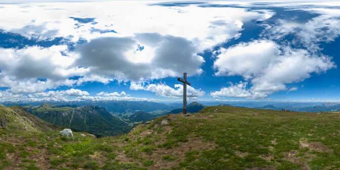 Am Zanggen mit Blick ins Fleimstal
