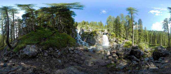 Die Wasserfälle von Vallesinella im Brenta Gebirge