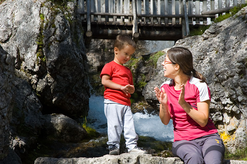 Laurin und Mama Steffi an den Vallesina Wasserfällen