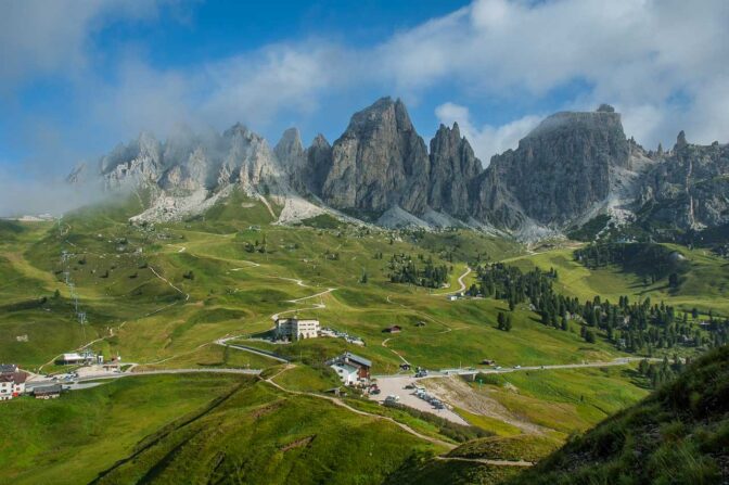 Start vom Grödner Joch am Fuße der Sellagruppe und der Cirspitzen