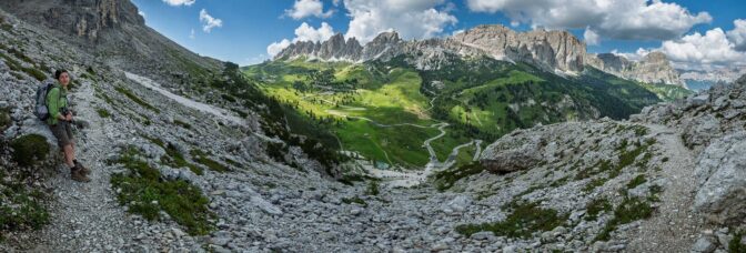 Blick auf das Grödner Joch und die Cirspitzen im Hintergrund