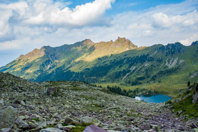 Blick vom Bergsteig über dem Lago delle Stellune auf die Lagorai Berge