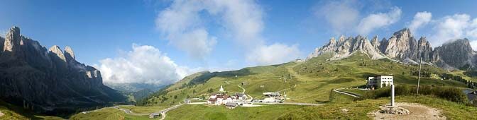 Das Grödner Joch am Fuße der Sellagruppe und der Tschierspitzen