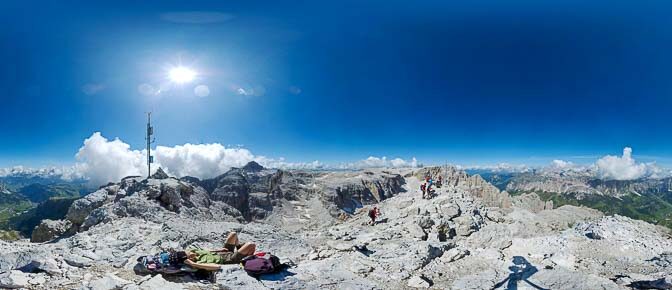 Gipfel Piz Piscidù mit Blick auf Piz Boè, Tschierspitzen und Sassongher