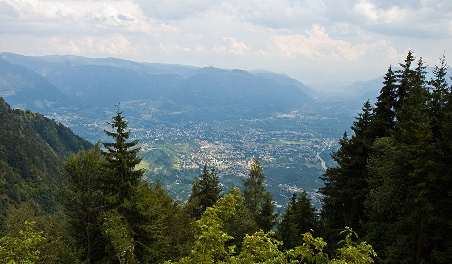 Blick auf Dorf Tirol und Umgebung
