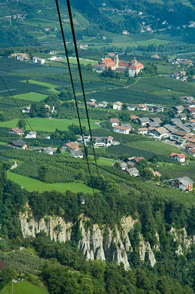 Blick aus der Kabinenbahn Hochmuth auf Dorf Tirol
