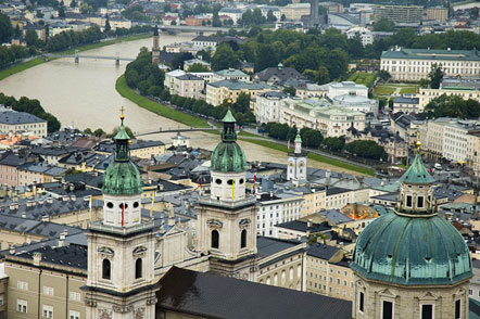 Salzburg mit dem Salzburger Dom und dem Fluss Salzach