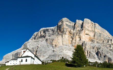 Wallfahrtskirche Heiligkreuz mit Heiligkreuzkofel