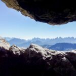Im Fels am Costabella Kamm mit Blick auf Pale di San Martino