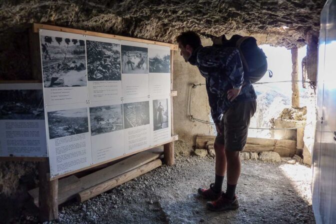 Das Kriegsmuseum, welches sich von außen gesehen, in einem ausgehöhlten "Kokon" befindet, im Krieg wahrscheinlich als MG Nest diente, zeigt nun nachdenklich machende Fotografien und Texte zum Ersten Weltkrieg.