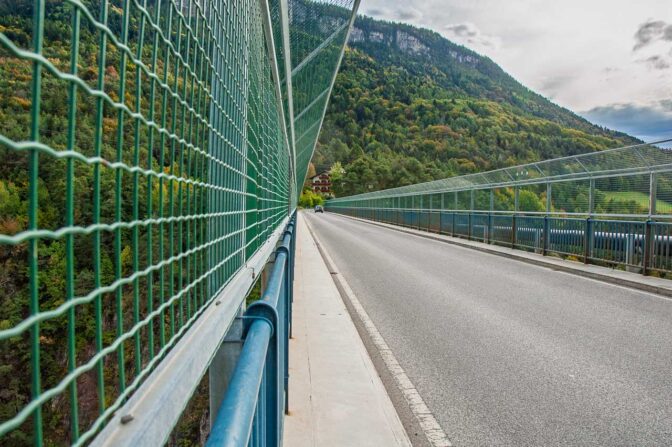 Die Aldeiner Brücke überwindet den Schwarzbach. Zu ihrer Entstehung war sie aufgrund ihrer Spannweite ein Meisterwerk der Baukunst.