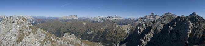 Hochauflösendes Zoom-Foto: Bergwelt der Dolomiten rund um den Costabella-Kamm. Ausblick auf Latemar, Rosengarten, Langkofel, Stellastock mit Piz Boè, Heiligkreuzkofel Gruppe, Marmolada, Pale di San Martino.