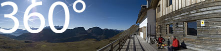 Die Bergvagabundenhütte über dem Pellegrino Pass am Fuße des alpinen Höhenweges Alta Via Bepi Zac