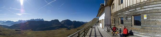 Die Bergvagabundenhütte über dem Pellegrino Pass am Fuße des alpinen Höhenweges Alta Via Bepi Zac