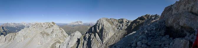 Auf dem Kamm der Costabella mit wunderbarem Ausblick auf die Südtiroler Dolomiten.
