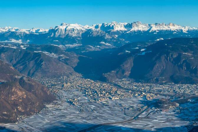 Die Alpenstadt Bozen mit Schlern und Rosengarten im Hintergrund Standpunkt Gantkofel).