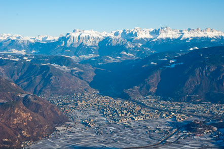 Die Alpenstadt Bozen mit Schlern und Rosengarten im Hintergrund Standpunkt Gantkofel).