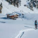 Alm, Almhaus, Almhütte, Holzhütte, Hütte, Matte, Sarntal, Schnee, Sport, Spur, Spuren, Traminer Alm, Wanderer, Wanderweg, Weg, Weide, Winter, Winterwanderung, Winterwanderweg, alpine hut, baita, cabana, cabin, cammino, capanna, chalet, hut, inverno, mountain hut, sentiero, sports, wandern, way, weiße Jahreszeit, winter