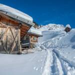 Alm, Almhaus, Almhütte, Holzhütte, Hütte, Matte, Sarntal, Schnee, Sport, Spur, Spuren, Traminer Alm, Wanderweg, Weg, Weide, Winter, Winterwanderung, Winterwanderweg, alpine hut, baita, cabana, cabin, cammino, capanna, chalet, hut, inverno, mountain hut, sentiero, sports, wandern, way, weiße Jahreszeit, winter