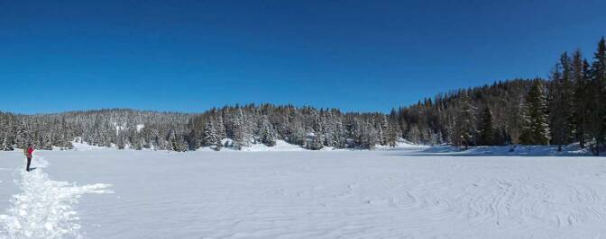 Auf dem gefrorenen Felixer Weiher