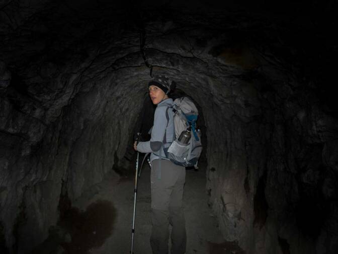 Stollen, circa eine viertel Stunde von Campione del Garda entfernt. Dahinter befindet sich ein Staubecken.