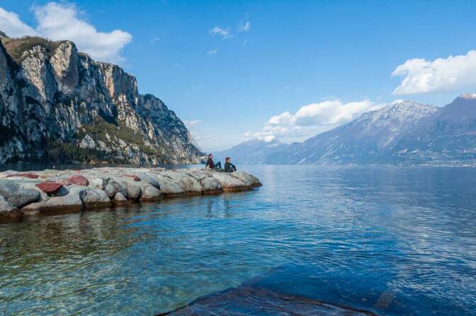 Am Strand von Campione del Garda