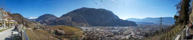 Auf der Sonnenterrasse des 4 Sterne Hotels Eberle am Beginn der Oswaldpromenade über Bozen. Im Hintergrund die Schnee bedeckten Gipfel des Rosengartens.