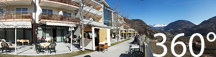 Auf der Sonnenterrasse des 4 Sterne Hotels Eberle am Beginn der Oswaldpromenade über Bozen. Im Hintergrund die Schnee bedeckten Gipfel des Rosengartens.