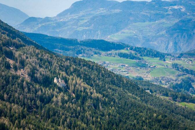 Blick zurück auf die Burgruine Hauenstein, dem Wohnsitz von Oswald von Wolkenstein.