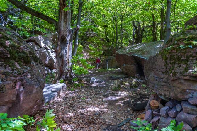 Porphyrblöcke am Wegesrand des Wandersteiges Kohlern-Bozen
