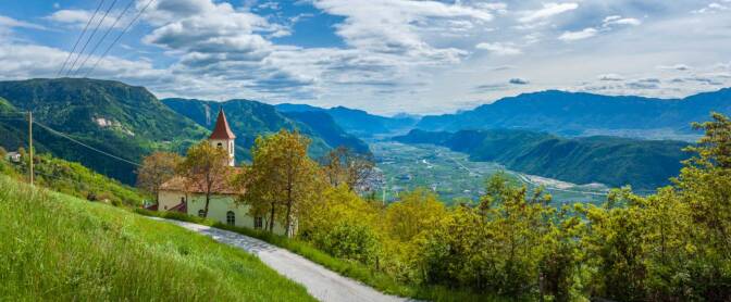 Blick über das Kirchlein von Seit hinab ins Südtiroler Unterland