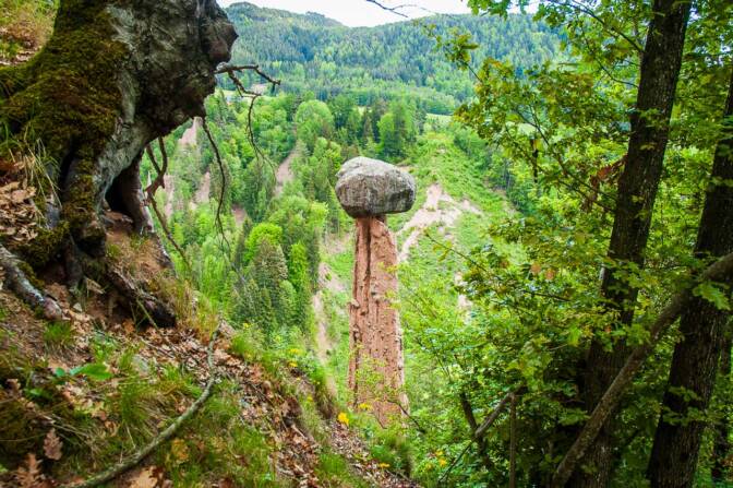 Deckstein auf einer Erdpyramide am Ritten