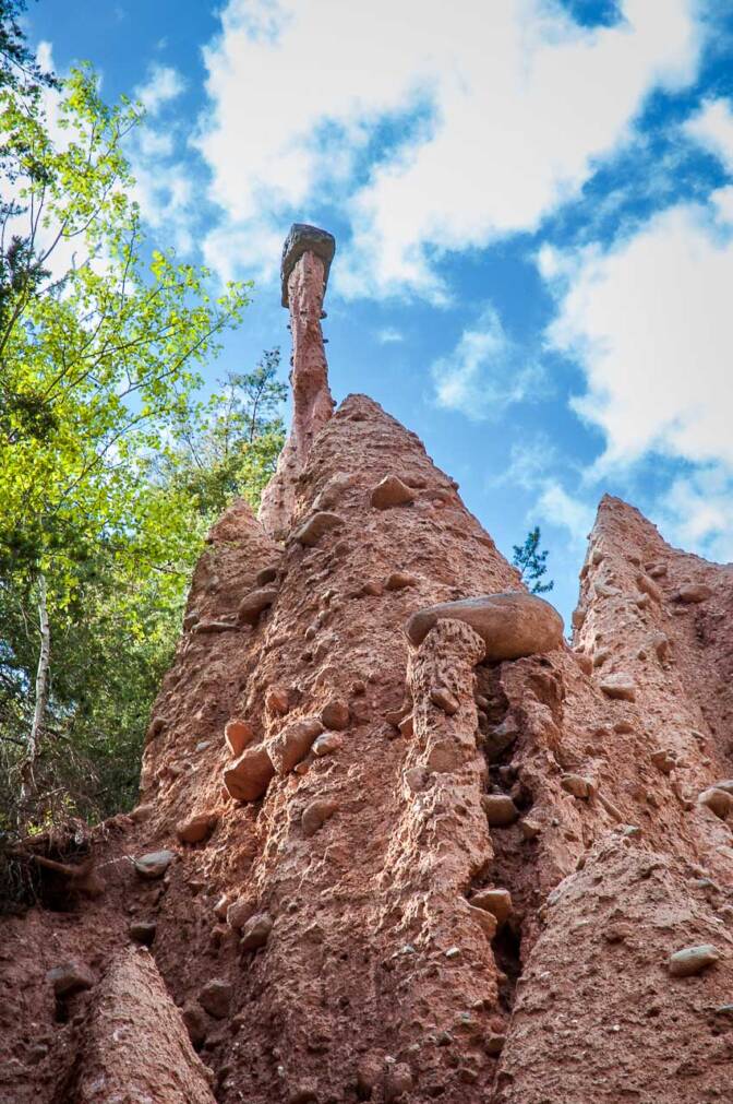Bei so mancher Erdpyramide ist es kaum zu glauben, dass sie trotz ihrer schlanken Gestalt einen so schweren Hut tragen kann.